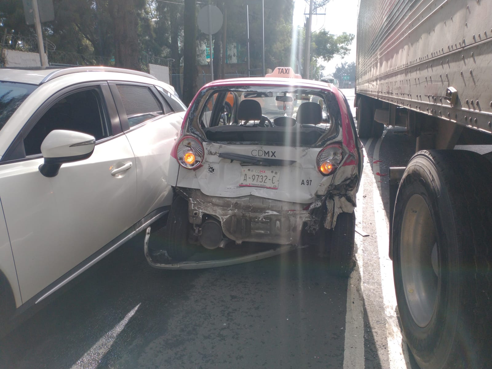 Conductor de tráiler choca taxi en Eje 10 Oriente y al querer escapar embiste a otros cinco vehículos en Iztacalco
