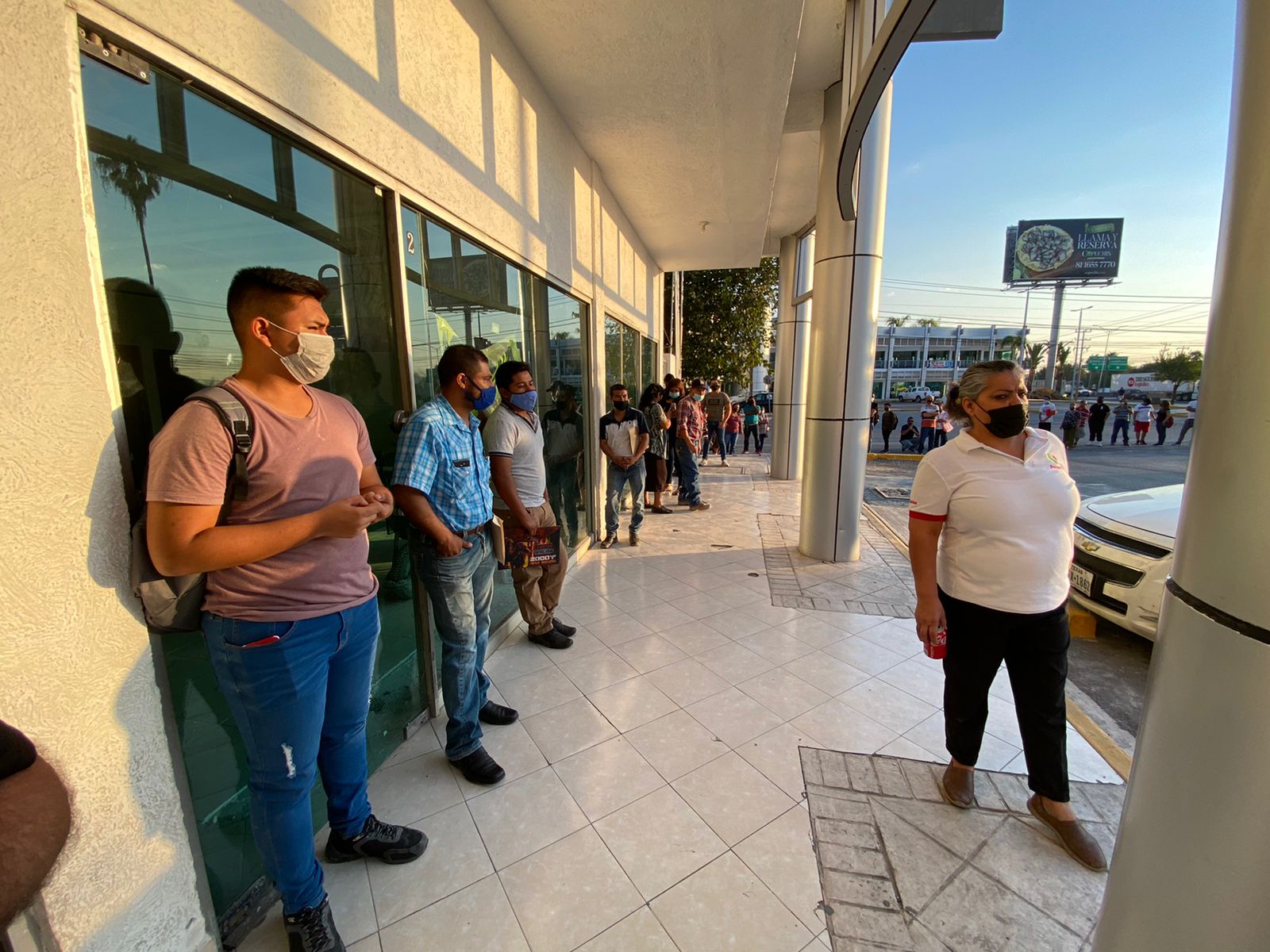 Pasan la noche en módulo de Escobedo para renovar su INE