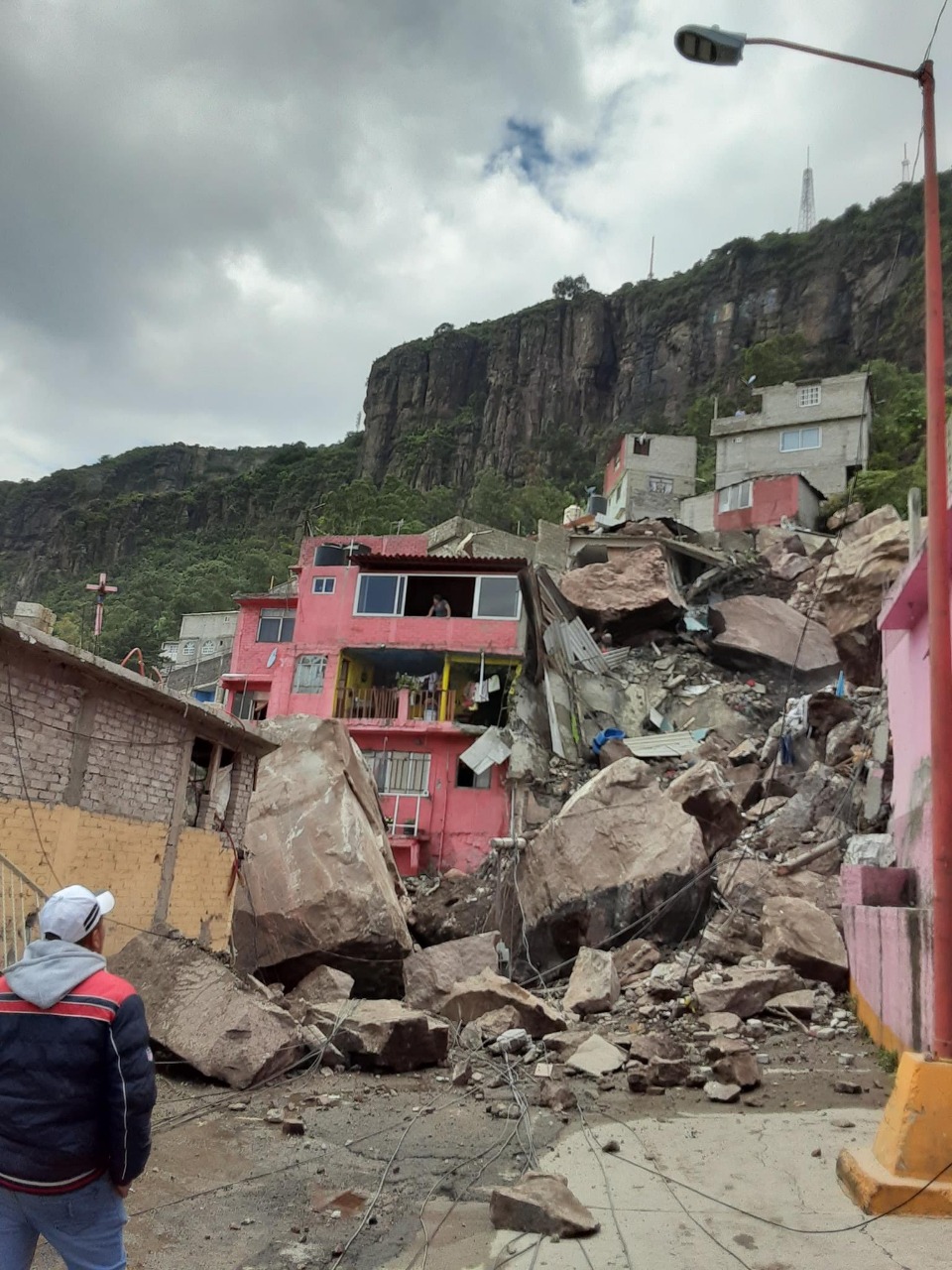 Con picos, palas y cubetas, equipos de rescate intentan remover enormes piedras en derrumbe del Cerro del Chiquihuite