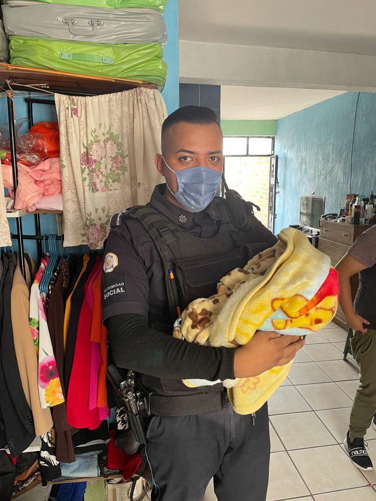 Policías de León ayudan a mujer embarazada a dar a luz en su casa