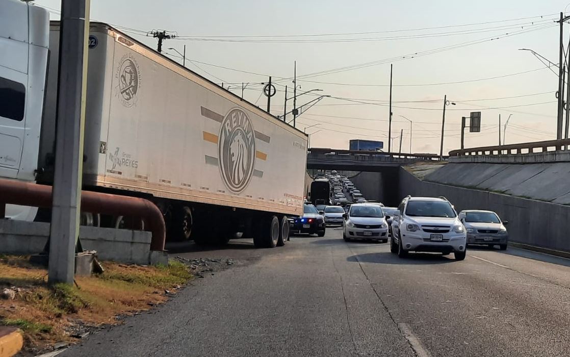 Colapsa avenida Constitución tras atorarse tráiler en gaza que conecta con Revolución 