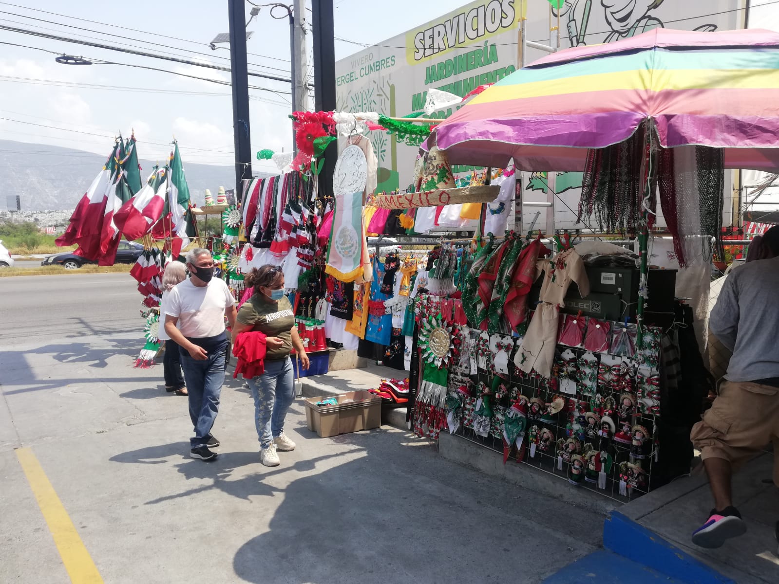 Mexiquense atraviesa el país para vender artículos patrios en Monterrey