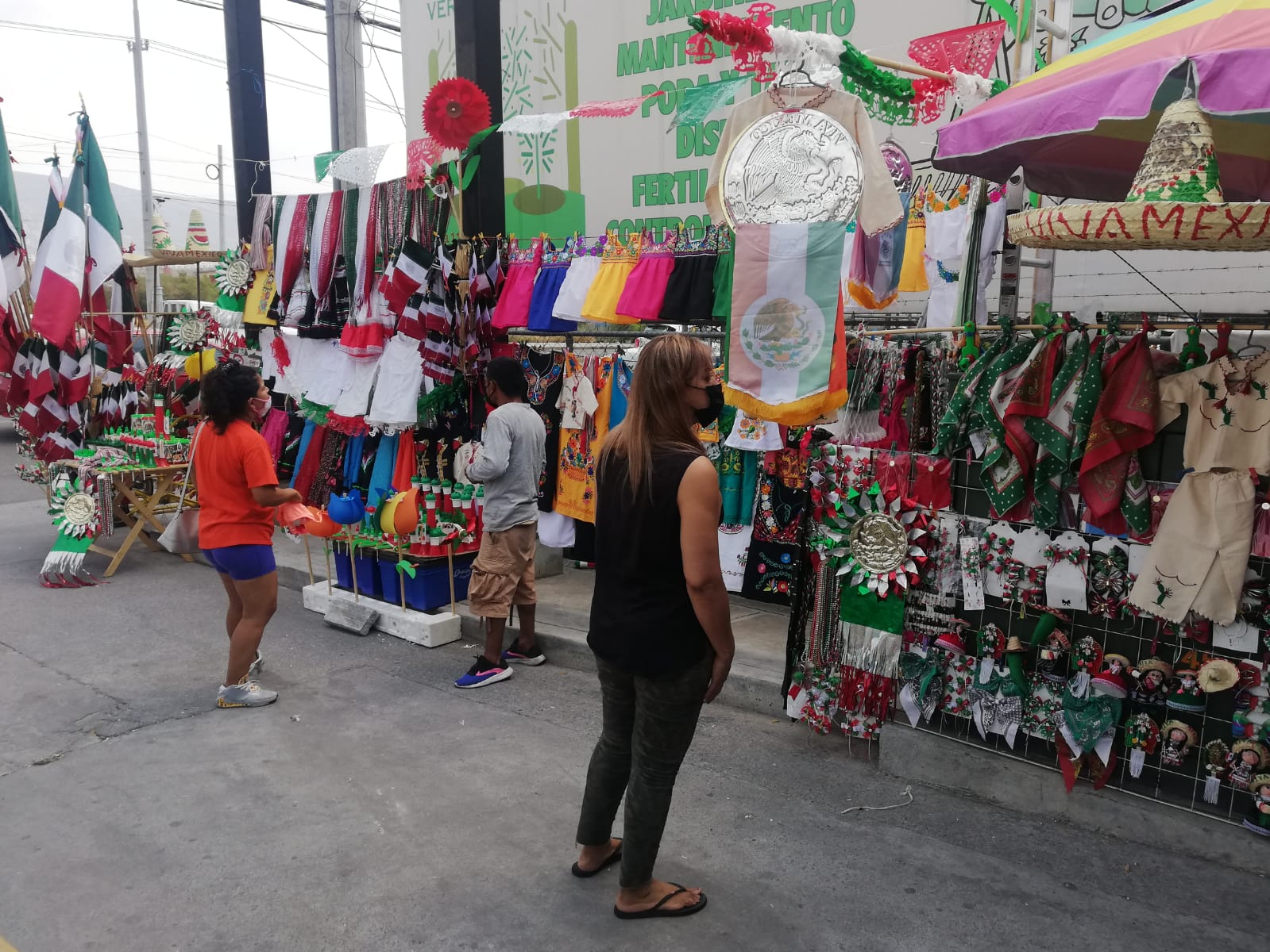 Mexiquense atraviesa el país para vender artículos patrios en Monterrey