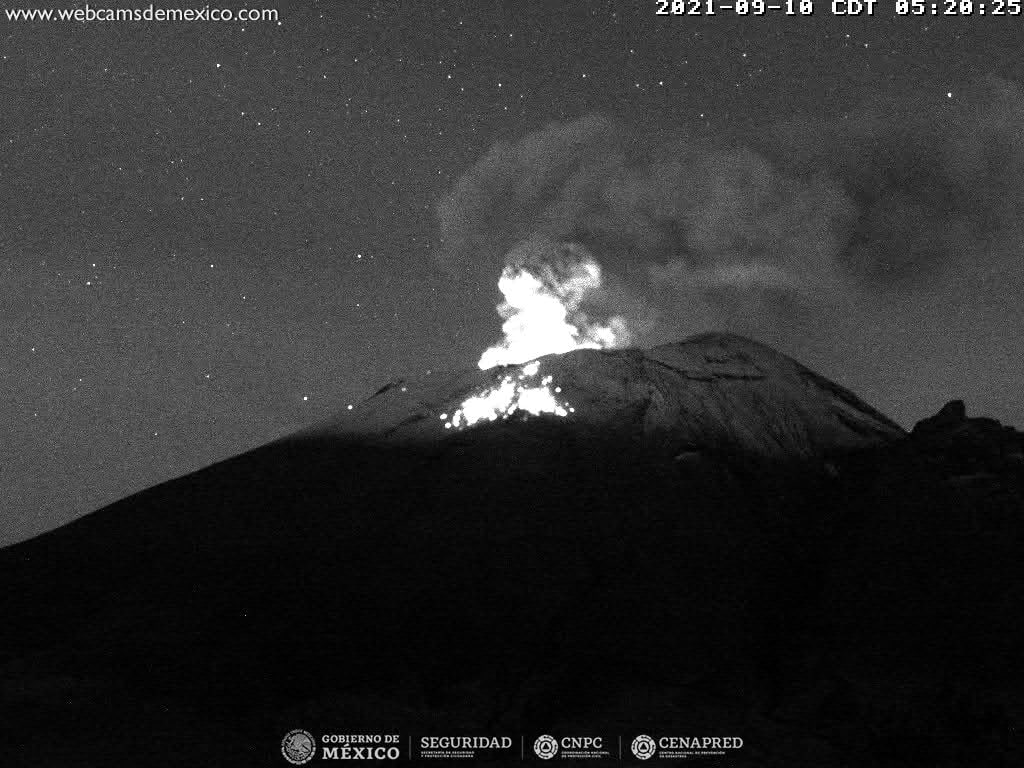 Con expulsión de gases despierta el Popocatépetl