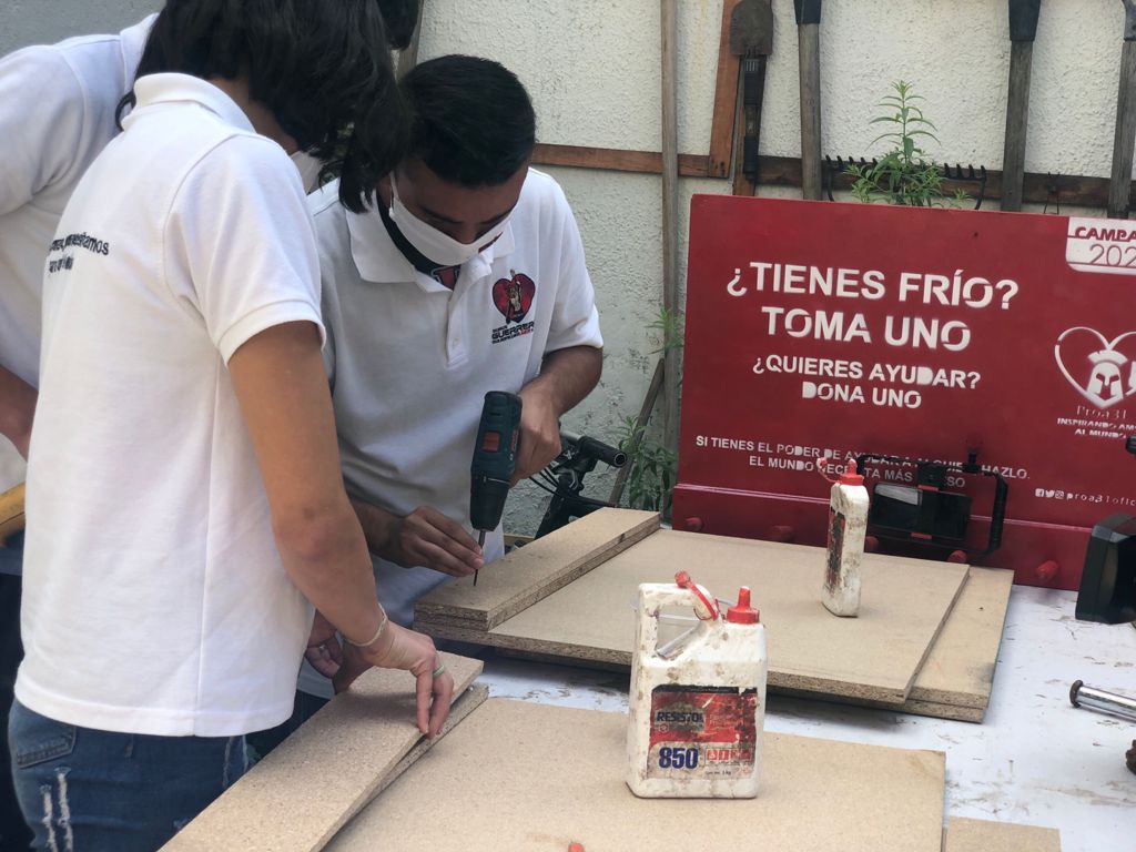 Crean percheros comunitarios para incentivar la caridad en Jalisco