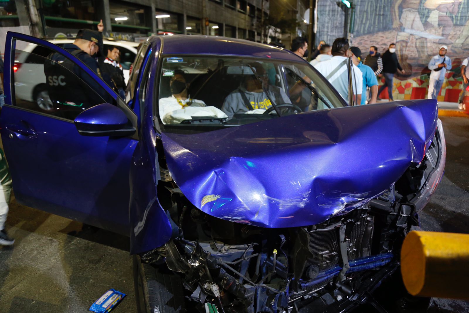 Por exceso de velocidad, taxi choca contra un auto Álvaro Obregón; hay dos lesionados