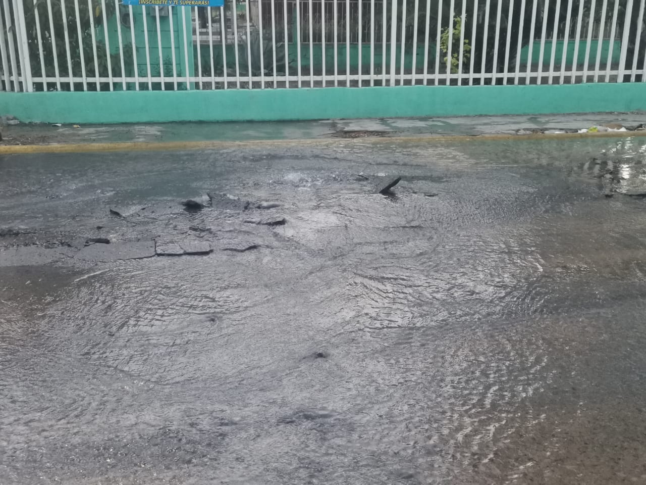 Mega fuga de agua inunda calles de la colonia Nuevo Amanecer