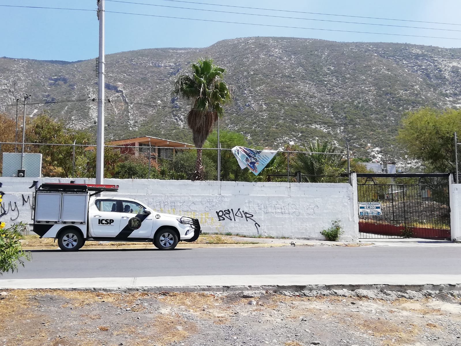 Hallan cráneo humano dentro de hielera en primaria al norte de Monterrey  