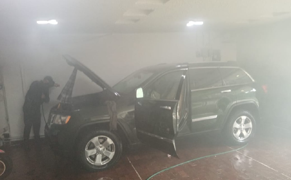 Auto se incendia por 30 minutos dentro de cochera en CdMx; policías controlaron el fuego