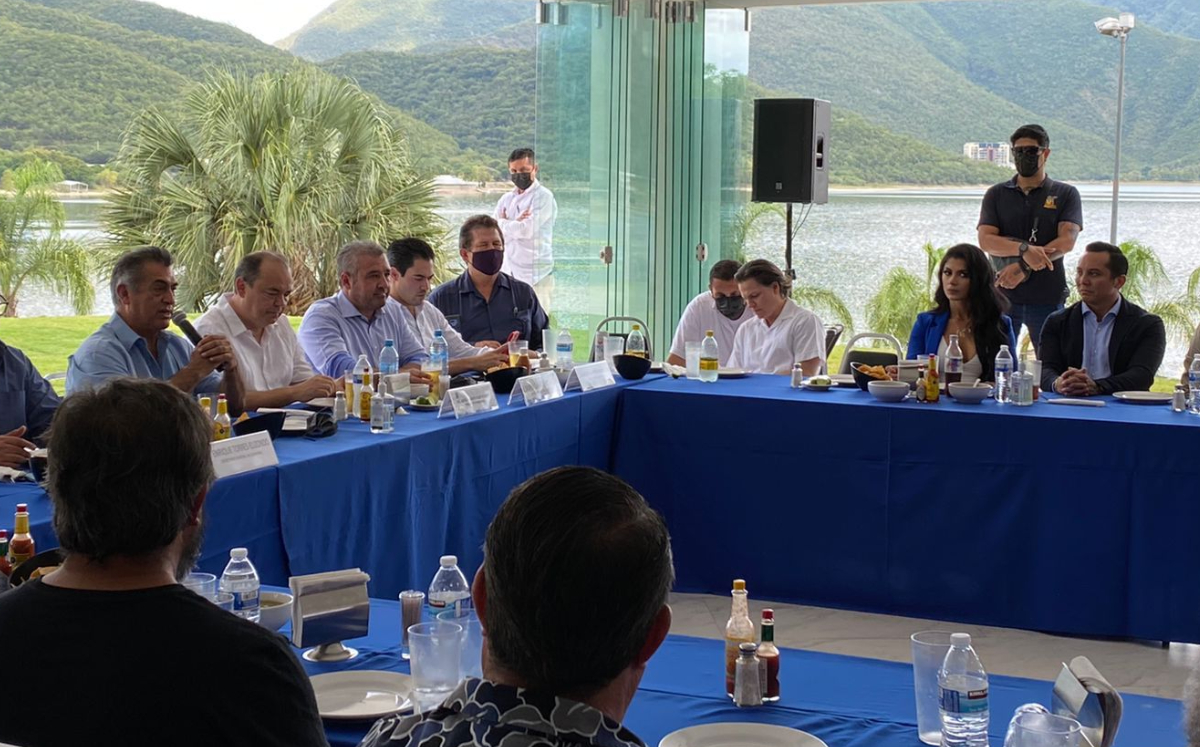 De la mano así reaparecen Edwin Luna y Kim Flores en evento político