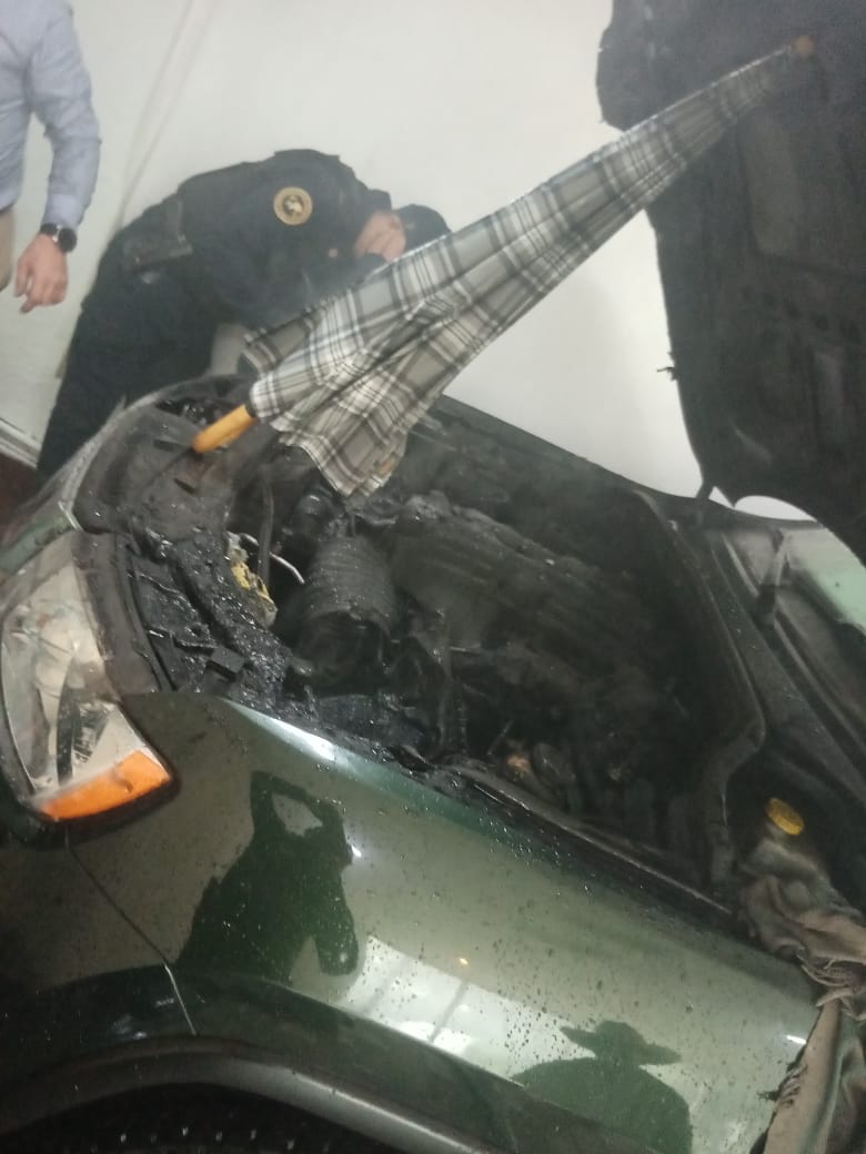 Auto se incendia por 30 minutos dentro de cochera en CdMx; policías controlaron el fuego