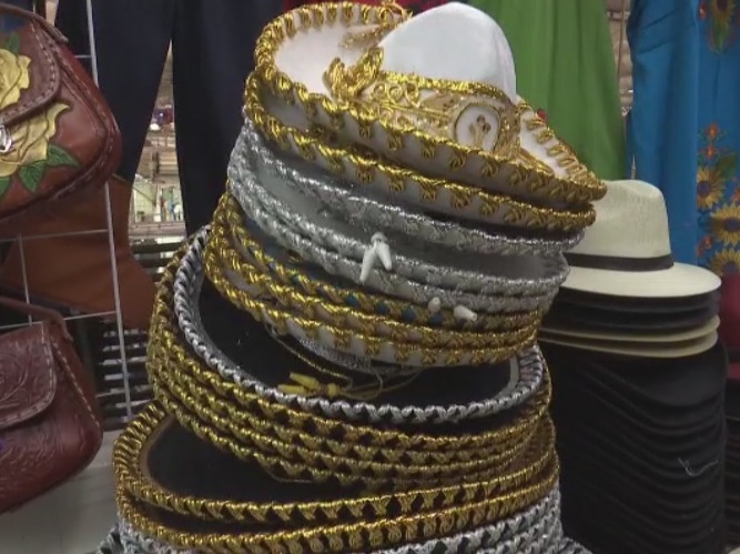 Comerciantes ofrecen outfits hasta de $70.00 pesos para noche mexicana