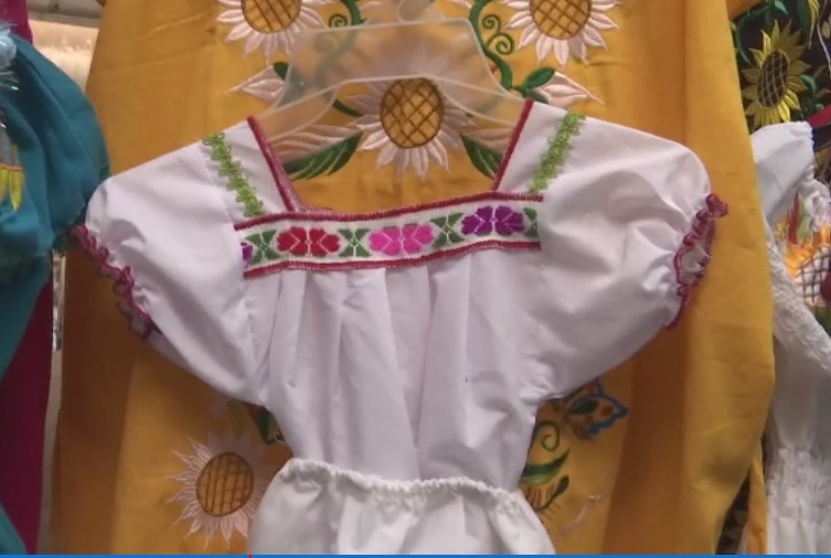 Comerciantes ofrecen outfits hasta de $70.00 pesos para noche mexicana