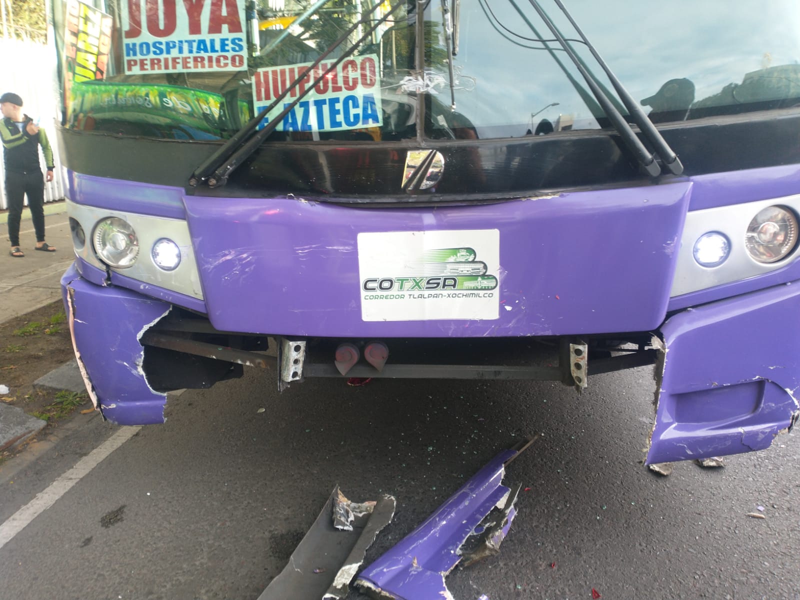 Camión de transporte público embiste a taxi en calzada de Tlalpan; hay una lesionada