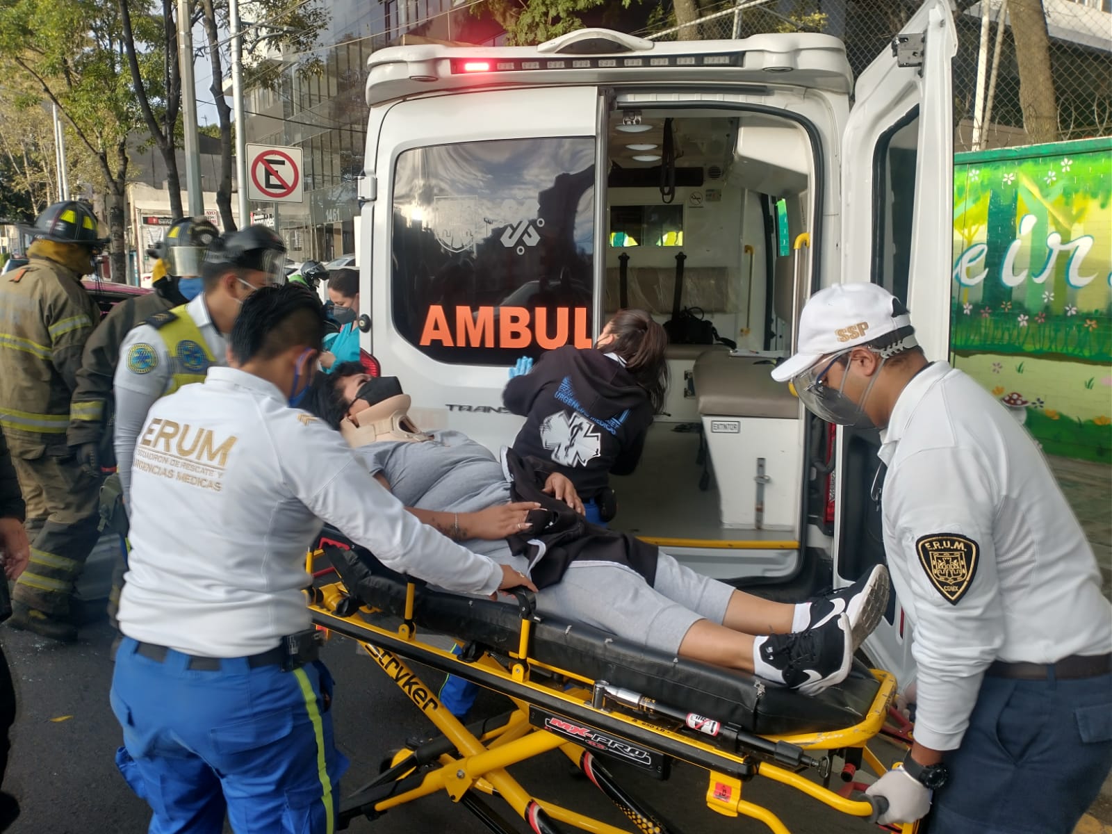 Camión de transporte público embiste a taxi en calzada de Tlalpan; hay una lesionada