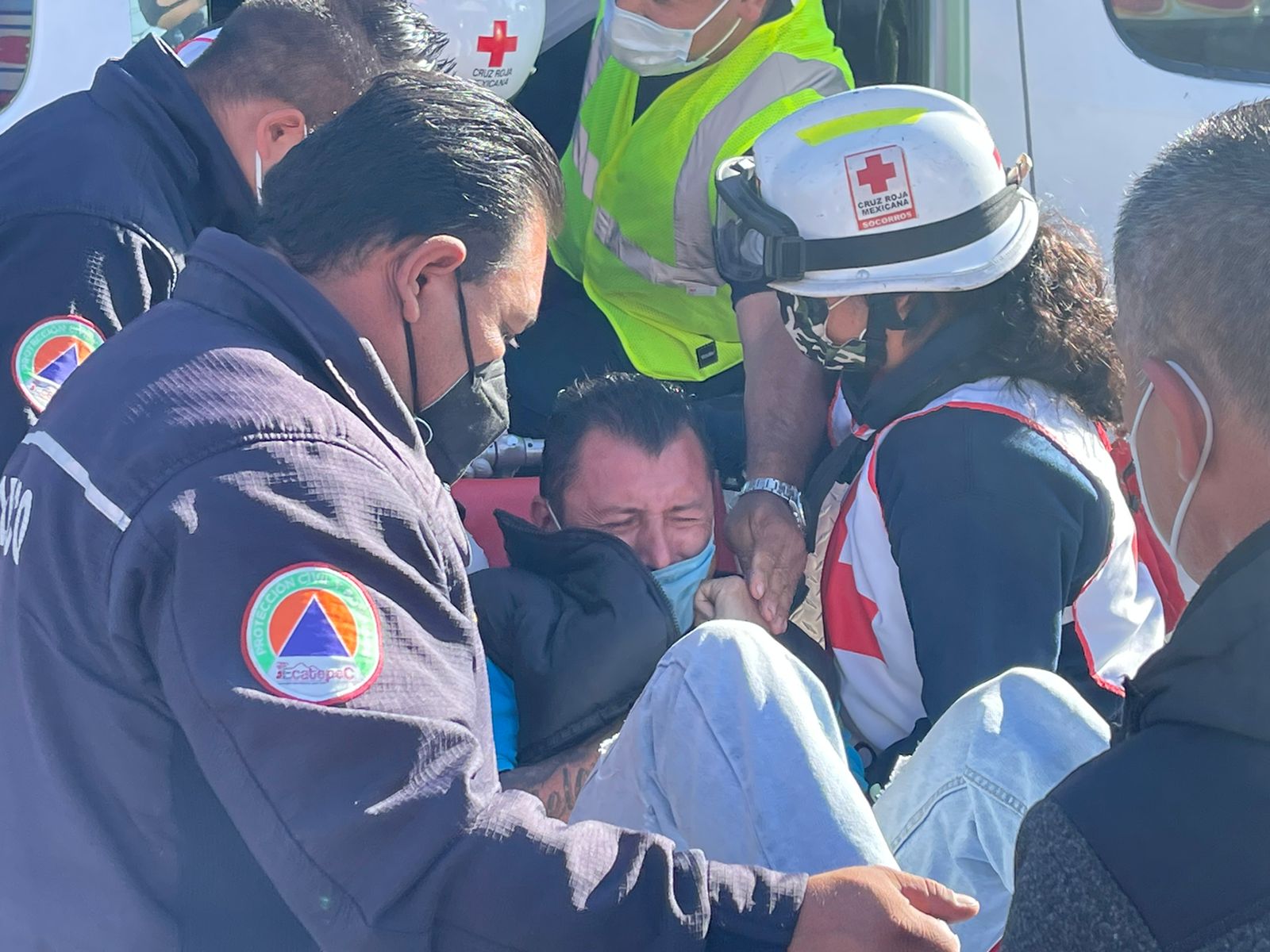 Mientras bajaba pasaje, combi es embestida por auto en Ecatepec; hay cuatro lesionados