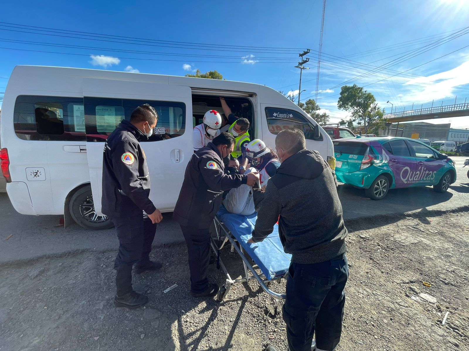 Mientras bajaba pasaje, combi es embestida por auto en Ecatepec; hay cuatro lesionados