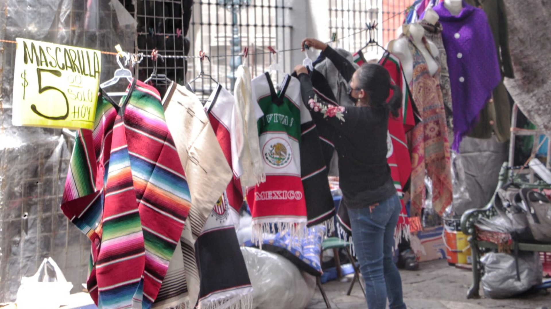 Comercio ambulante se instala la 5 de Mayo previo a noche mexicana