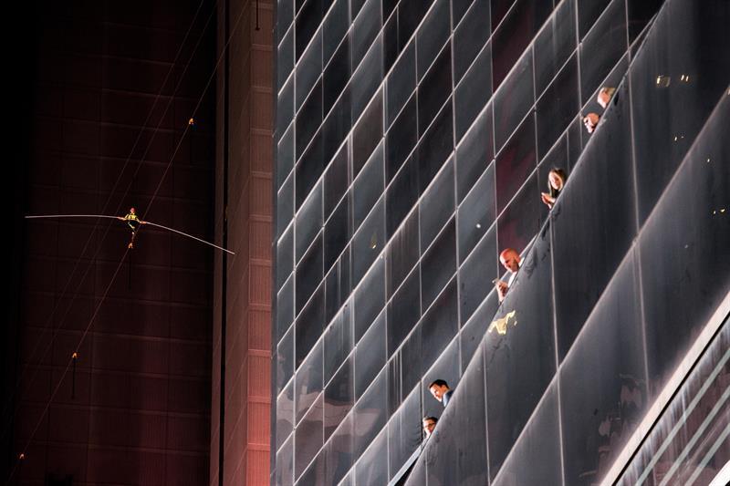 Hermanos equilibristas cruzan el Times Square