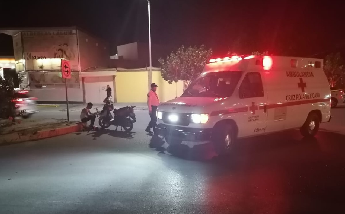 Pareja a bordo de motocicleta termina lesionada tras estrellarse contra un auto