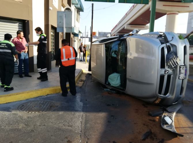 Salió de fiesta, dormitó y volcó sobre avenida Félix U Gómez