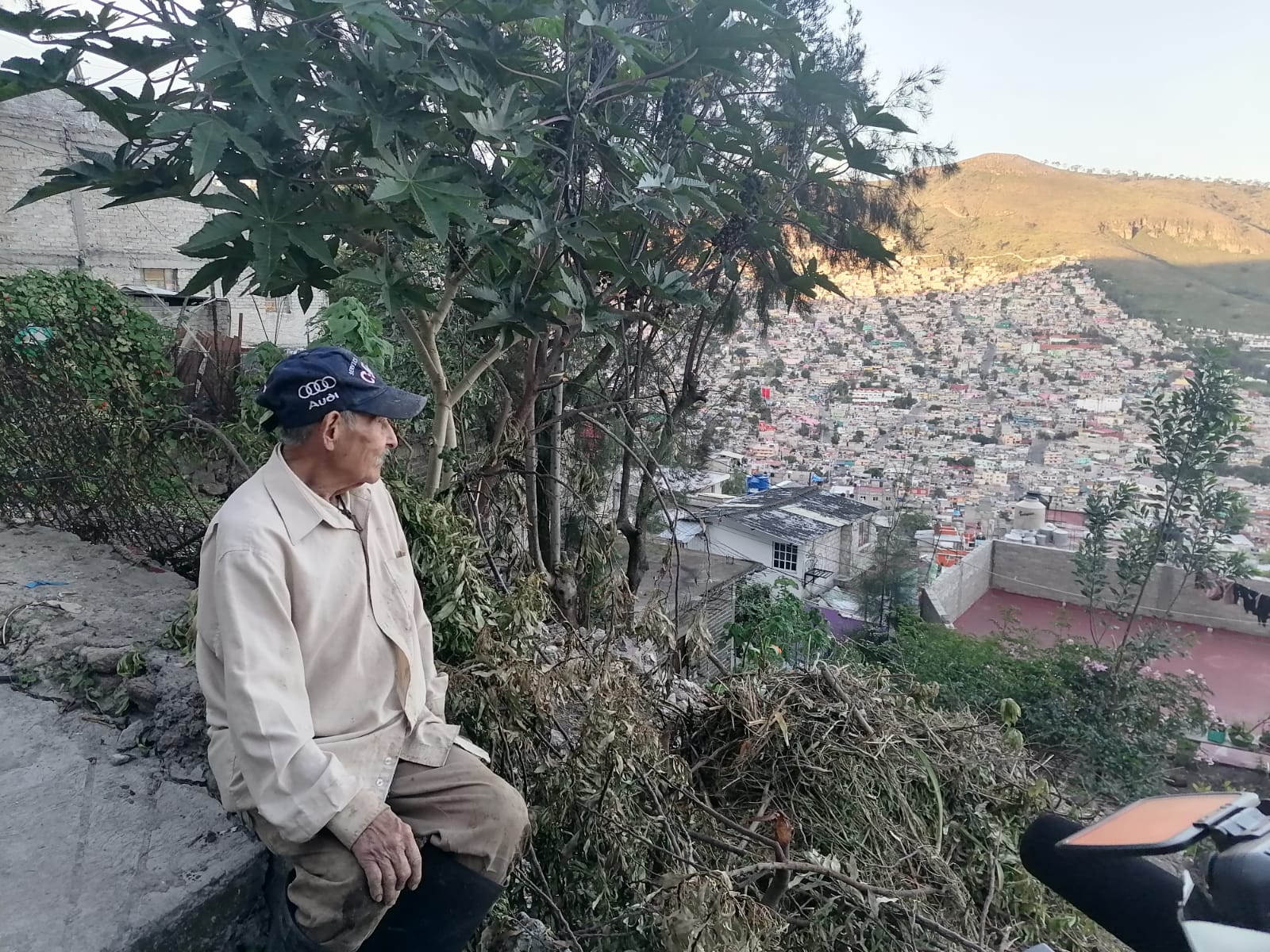 “A mí que me paguen lo que tengo de construcción y me bajo”: don Pedro, último habitante en zona cero del cerro del Chiquihuite