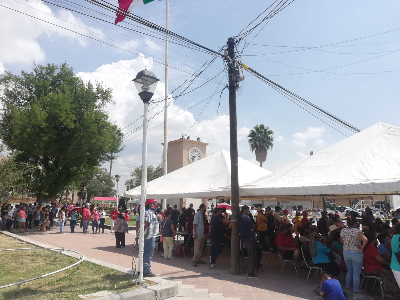 Hasta 4 horas pasan adultos mayores en el sol para cobrar pensión del Bienestar en Juárez