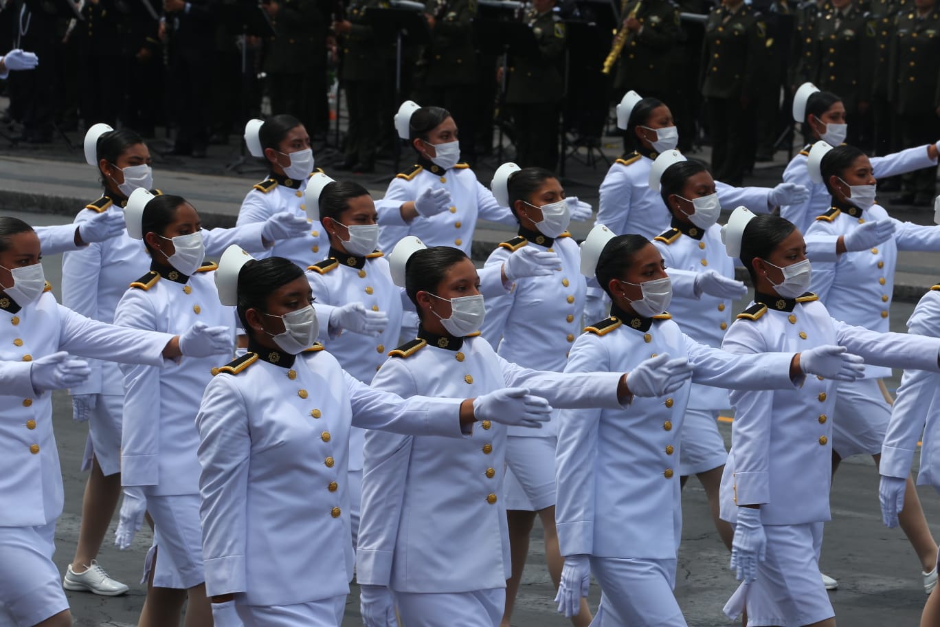 ¡Vivan las mujeres! Asistentes a desfile de 16 de septiembre celebran presencia femenina en contingentes