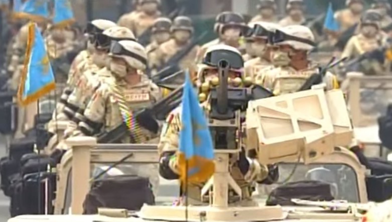 Entre banderas, paracaídas y carros alegóricos, así fue el Desfile Militar