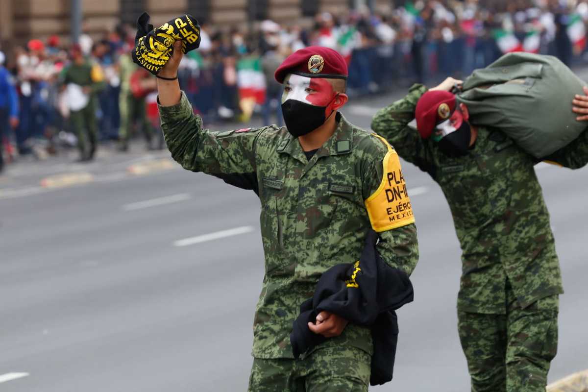Entre banderas, paracaídas y carros alegóricos, así fue el Desfile Militar