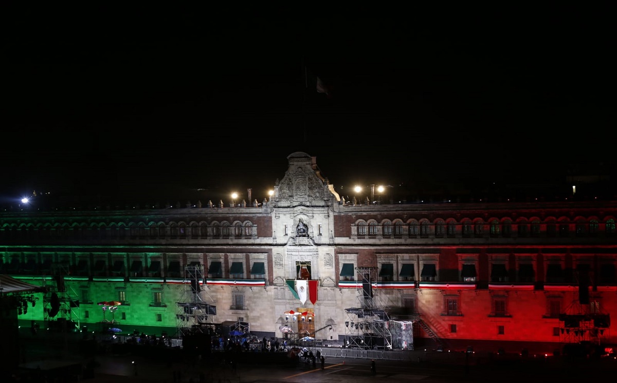 Capitalinos salen a las calles a celebrar el Grito de Independencia