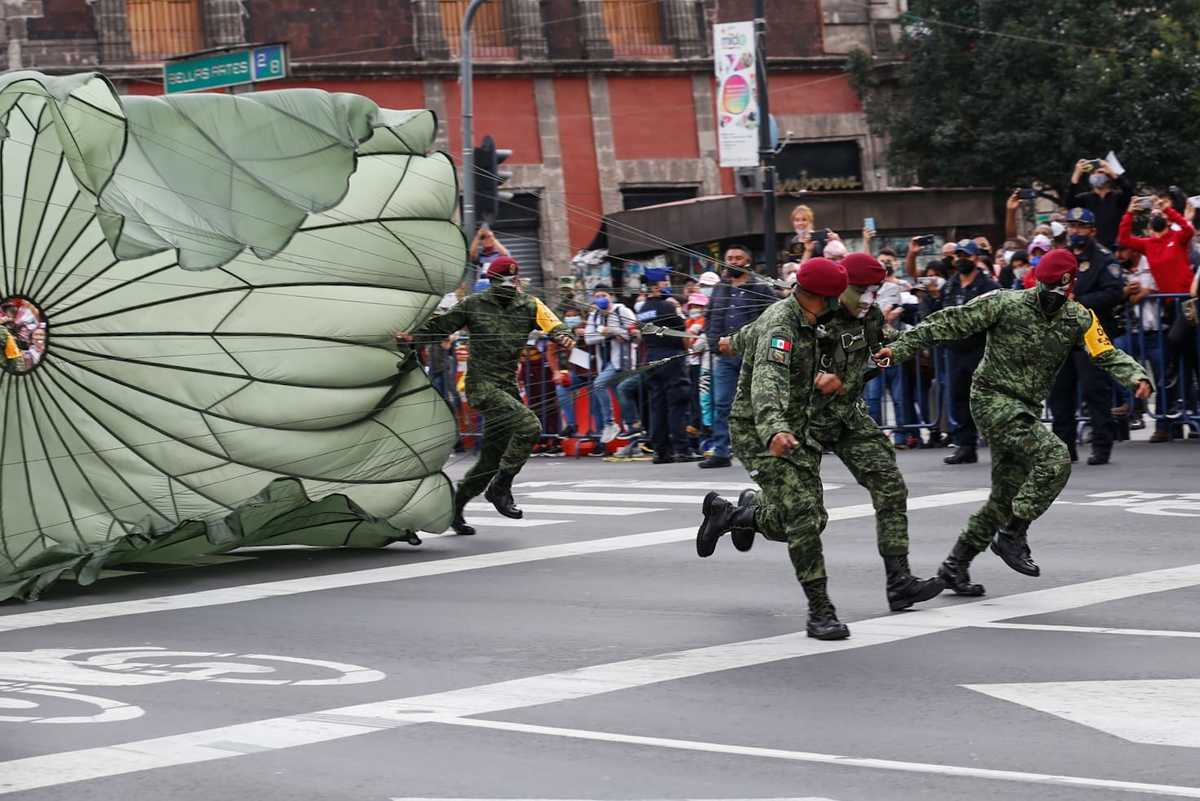Entre banderas, paracaídas y carros alegóricos, así fue el Desfile Militar
