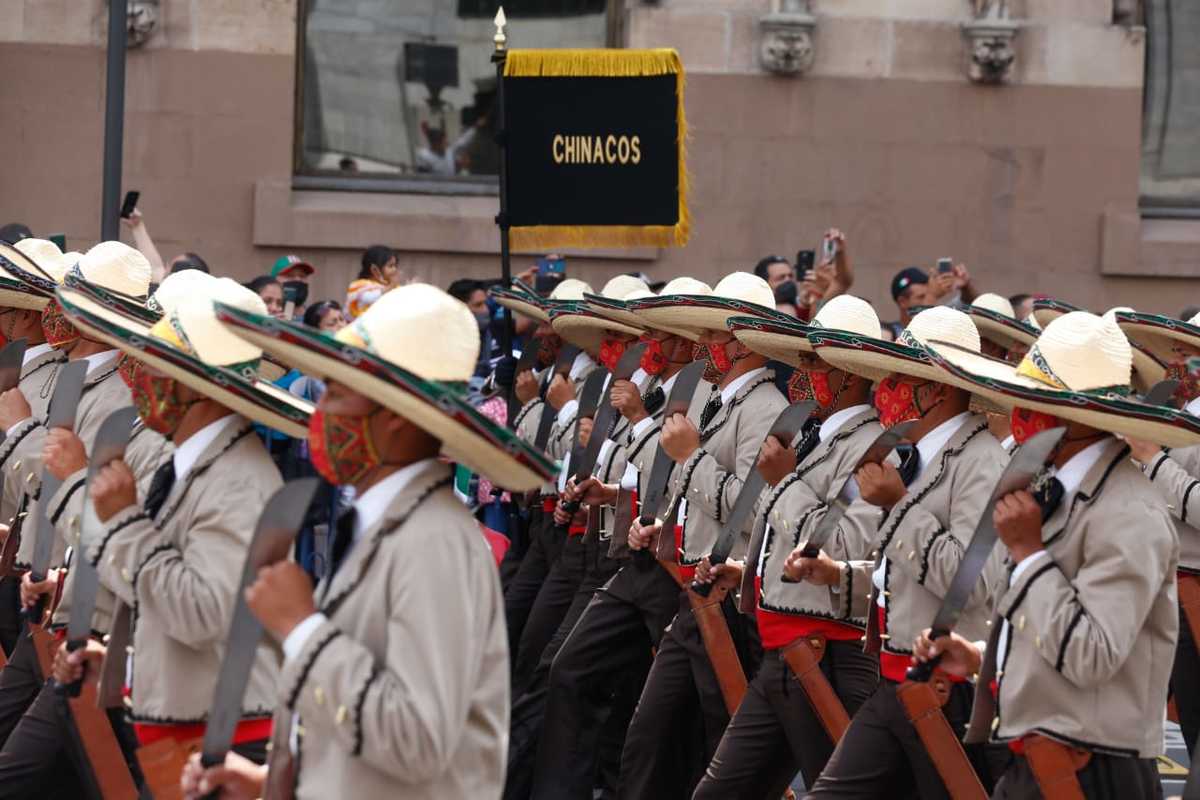 Entre banderas, paracaídas y carros alegóricos, así fue el Desfile Militar