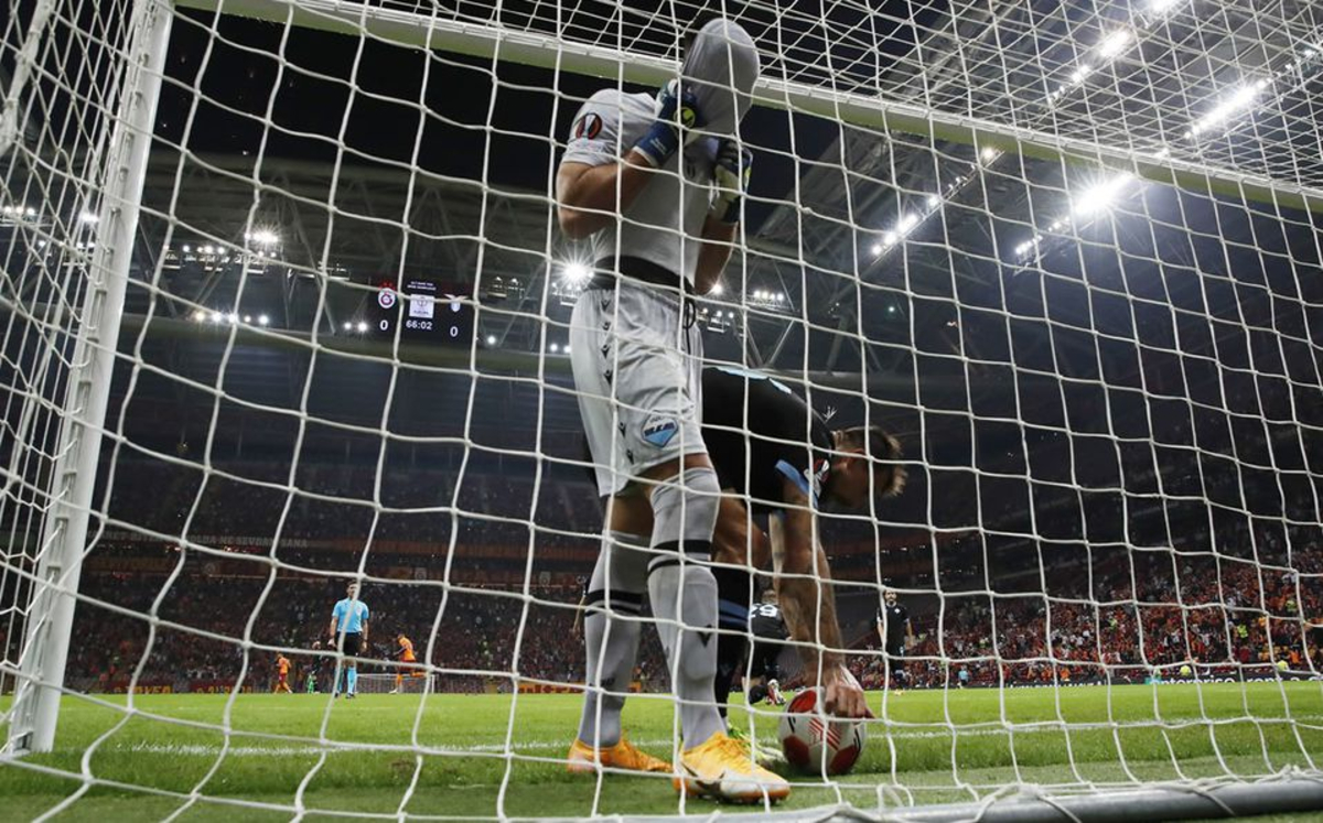 Thomas Strakosha anota ridículo autogol