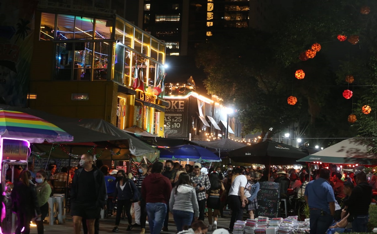 Capitalinos salen a las calles a celebrar el Grito de Independencia