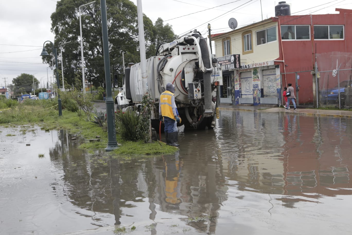 Severas inundaciones en Lomas de Castillotla; hundimiento en crecimiento
