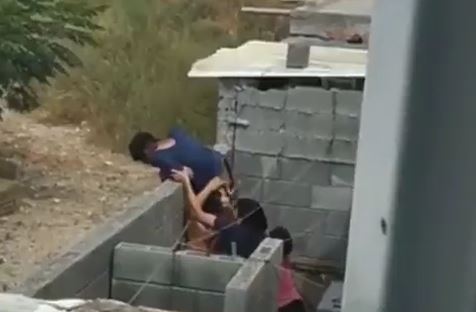 VIDEO: Presunto ladrón intenta escapar de casa en Escobedo y habitantes lo atrapan 