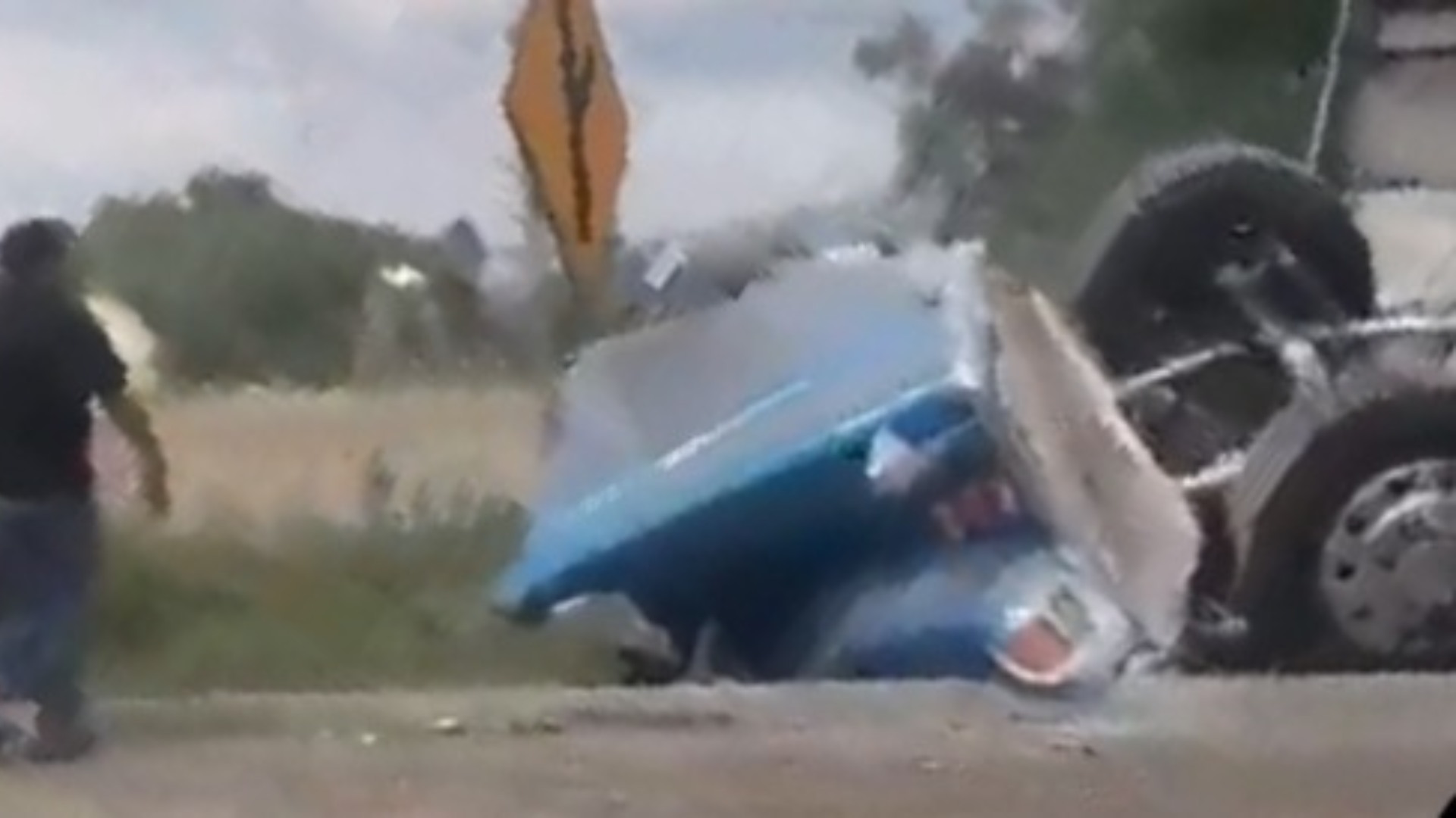 Tráiler con ganado vuelca en la autopista Amozoc-Ciudad Mendoza
