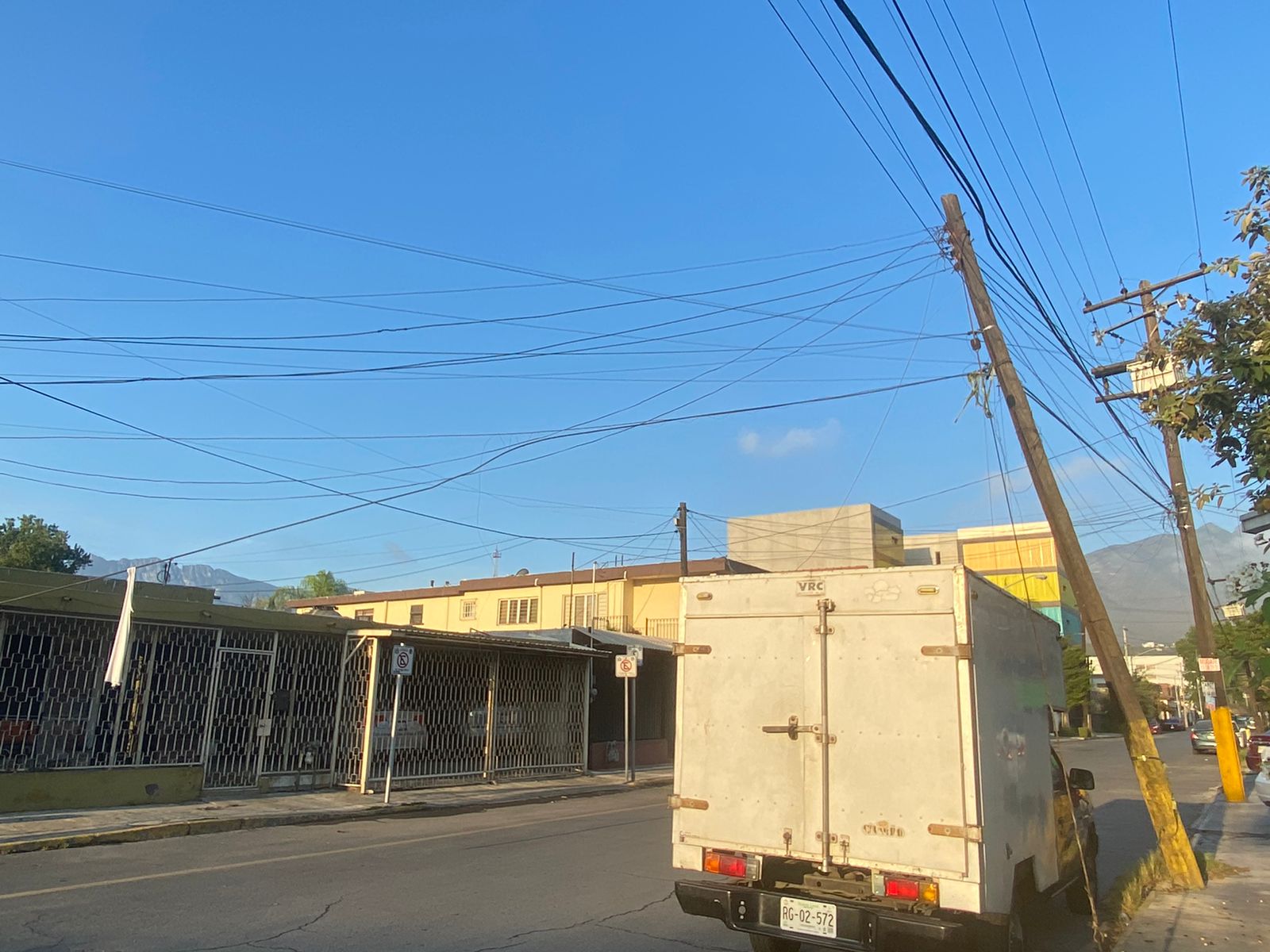 Poste en riesgo de desplomarse 'amenaza' a transeúntes en colonia Mitras Centro