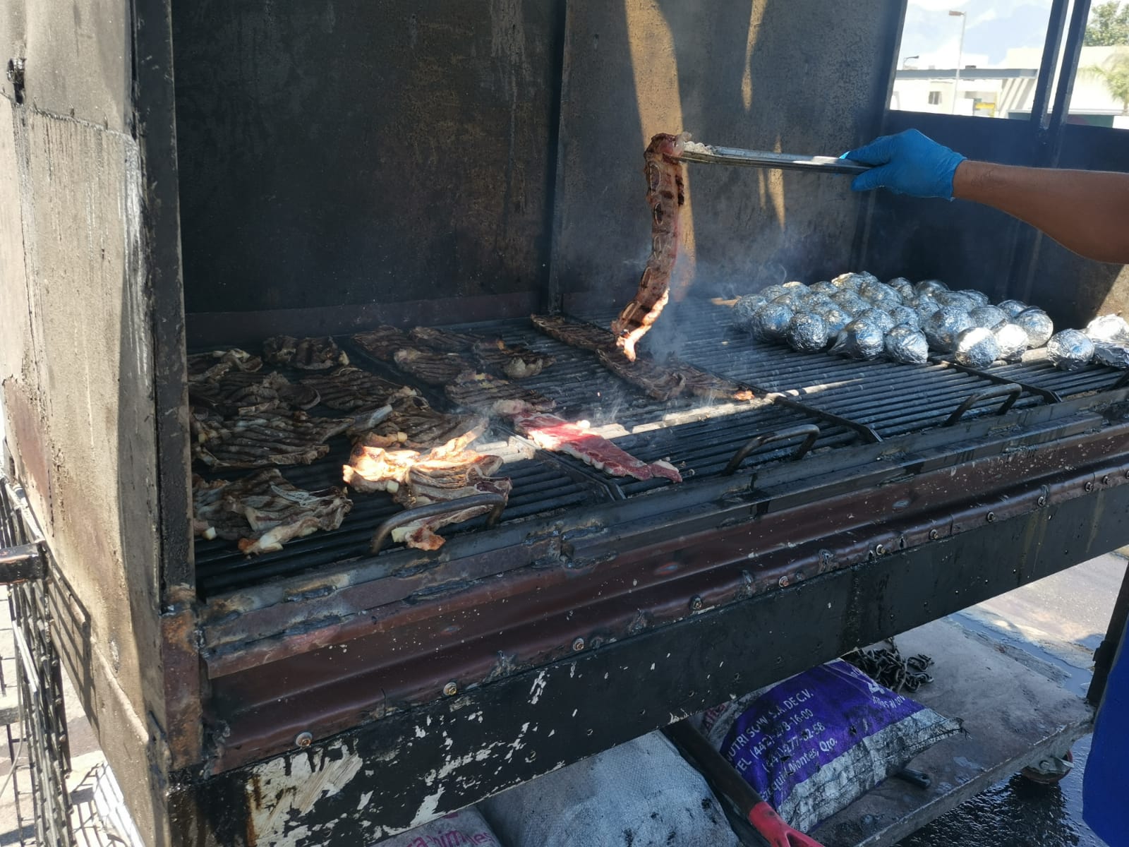 'Para la carnita asada'; regiomontanos anticipan compras en carnicerías para el clásico Rayados vs Tigres