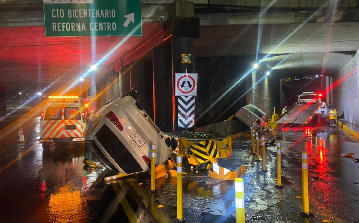 Dos autos vuelcan en Periférico por ‘echar carreritas’; hay cinco lesionados