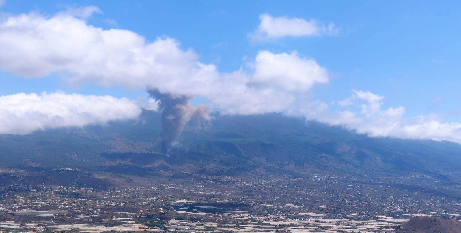 Por erupción volcánica en La Palma, Canarias, evacuarán entre cinco mil y diez mil personas