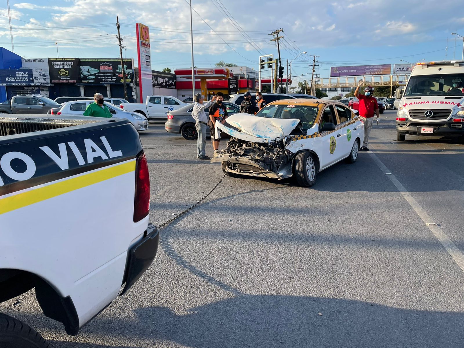 Choque entre una ambulancia y un taxi deja como saldo cuatro personas lesionadas en Monterrey
 