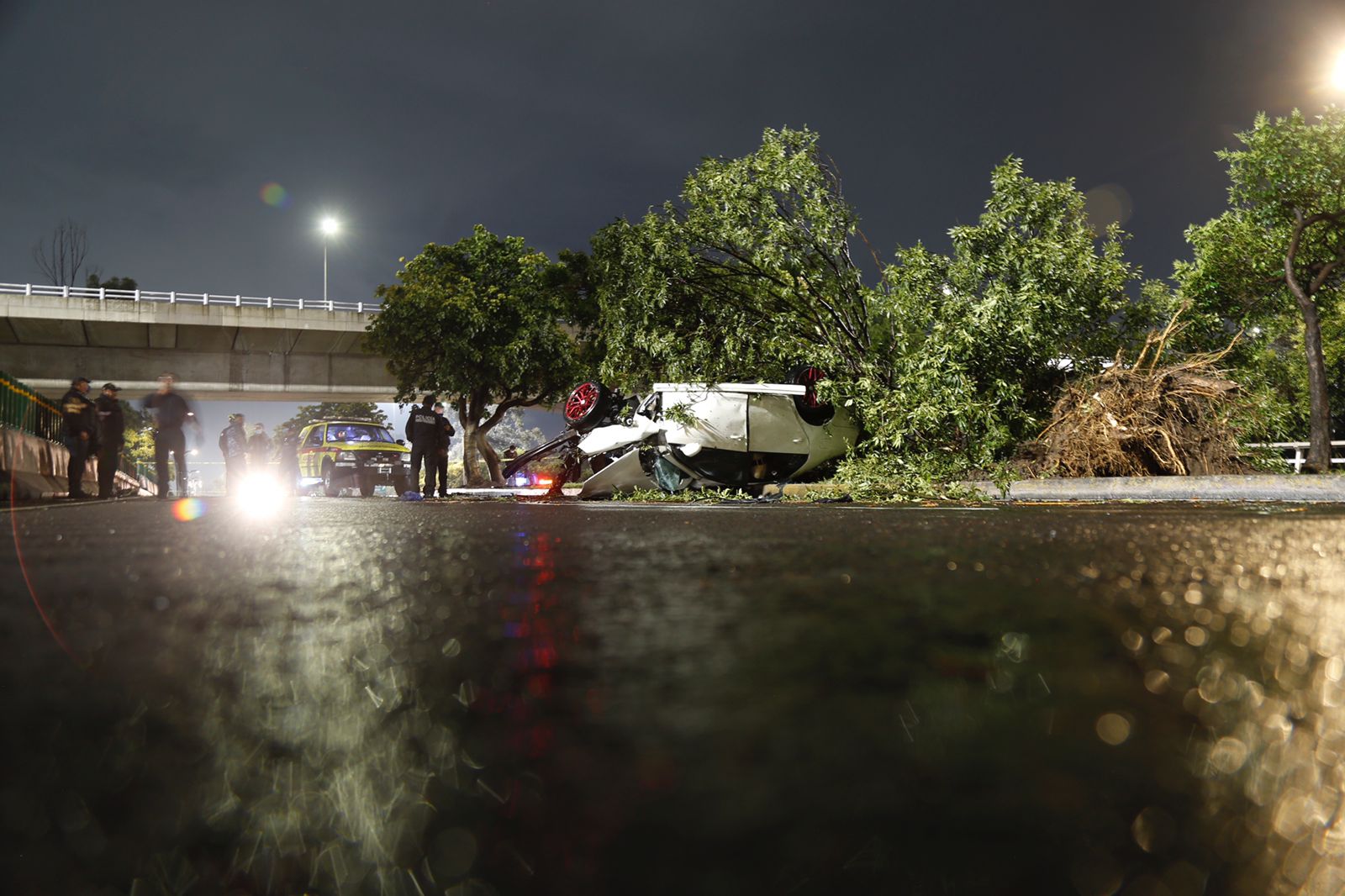 Auto vuelca en Viaducto Tlalpan por exceso de velocidad; conductor muere