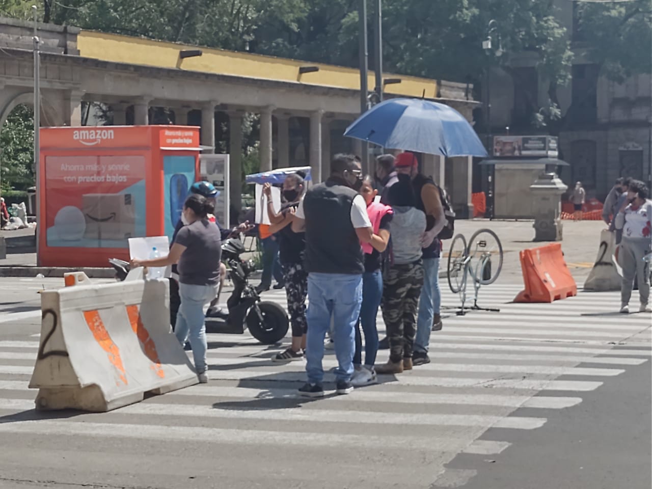 Comerciantes ambulantes bloquean Eje 1 Poniente en CdMx; están inconformes por operativos