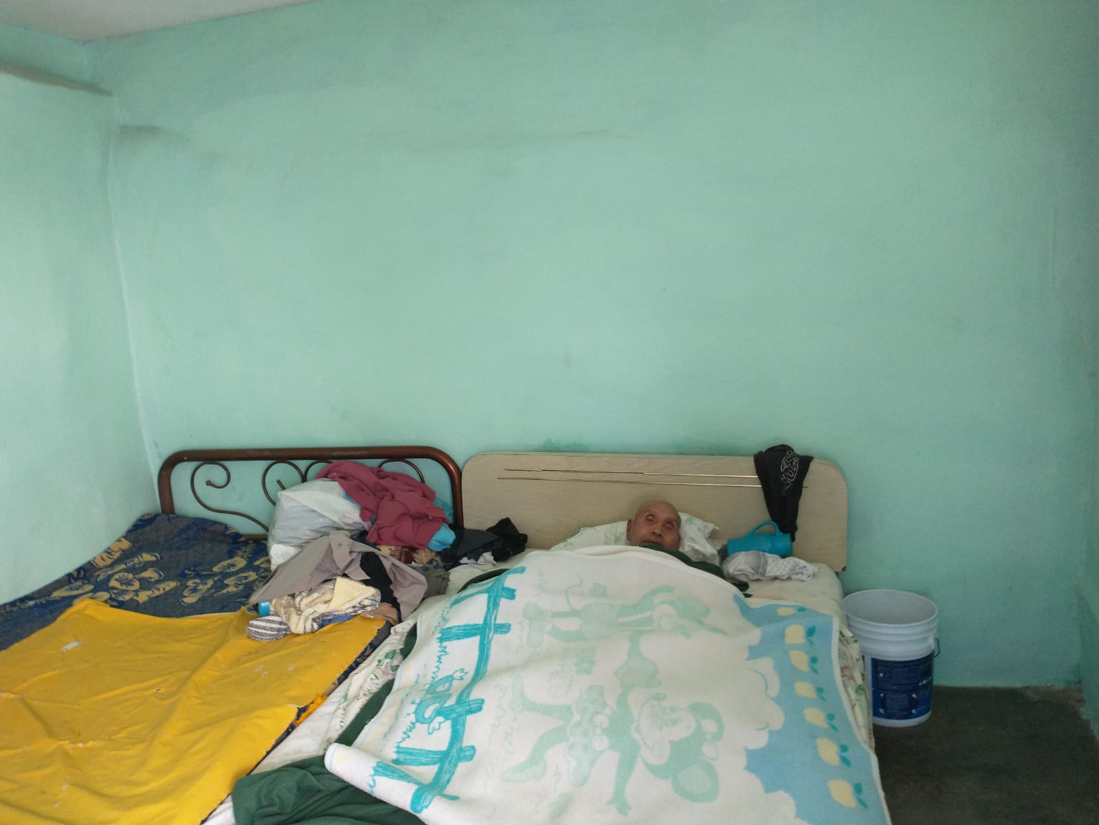 Adulto mayor con discapacidad se niega a dejar su casa en zona de riesgo de cerro del Chiquihuite