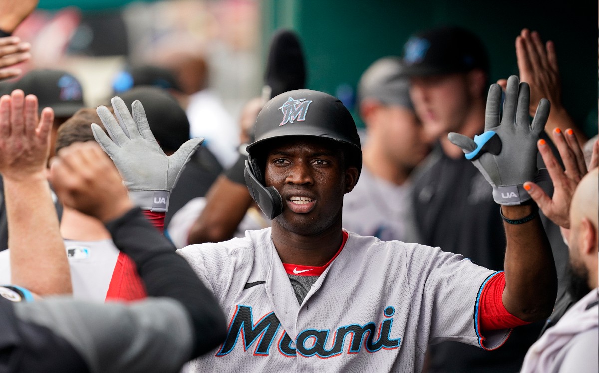 Novato de Marlins impresiona al atrapar pelota en un elevado con la mano descubierta