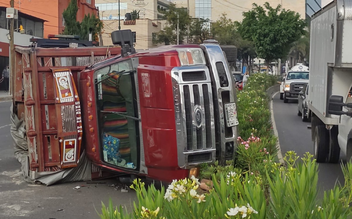 Vuelca camioneta cargada con madera al quedarse sin frenos en avenida Observatorio