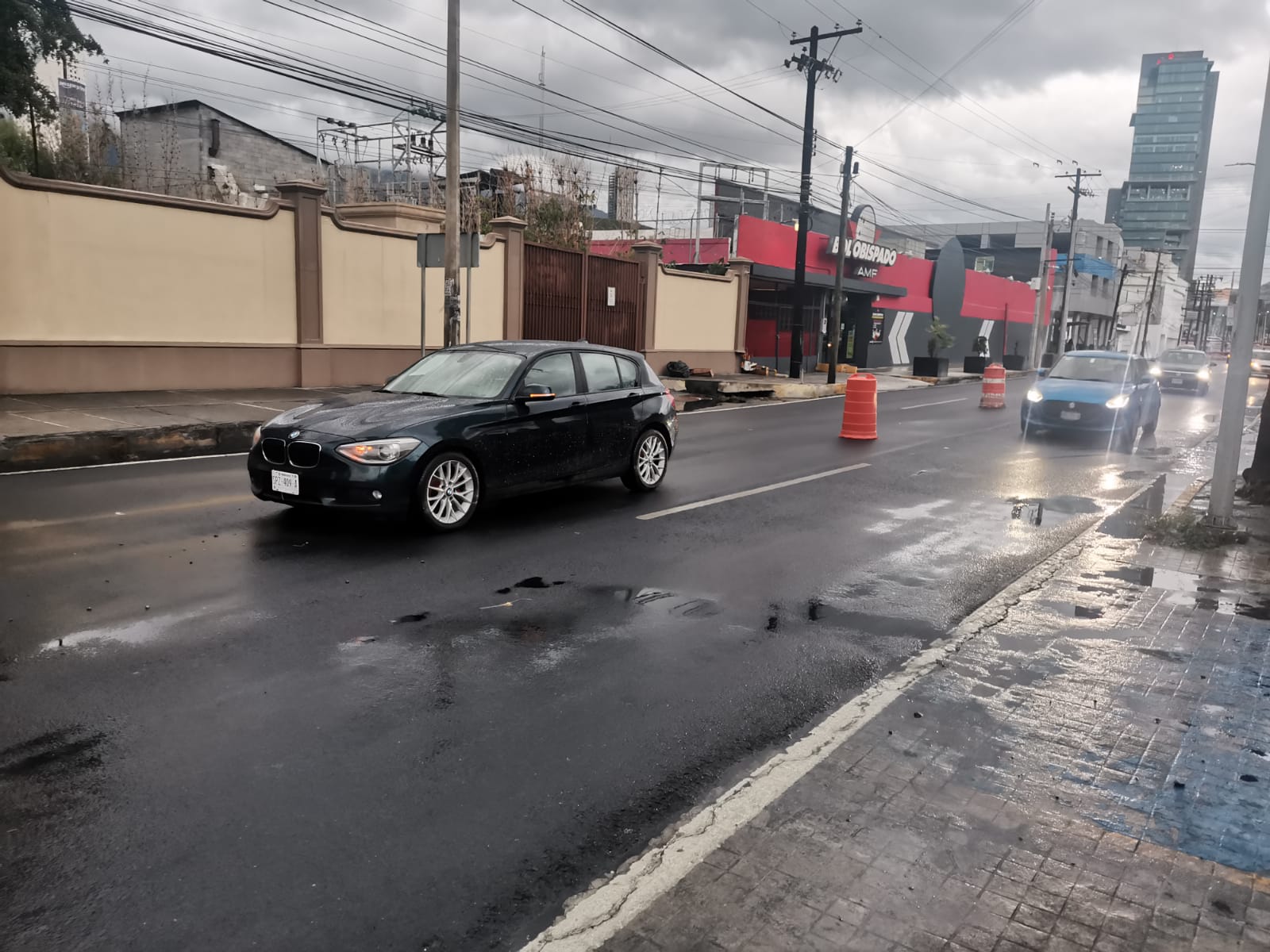 Auto queda varado toda la noche sobre avenida Hidalgo tras fuertes lluvias