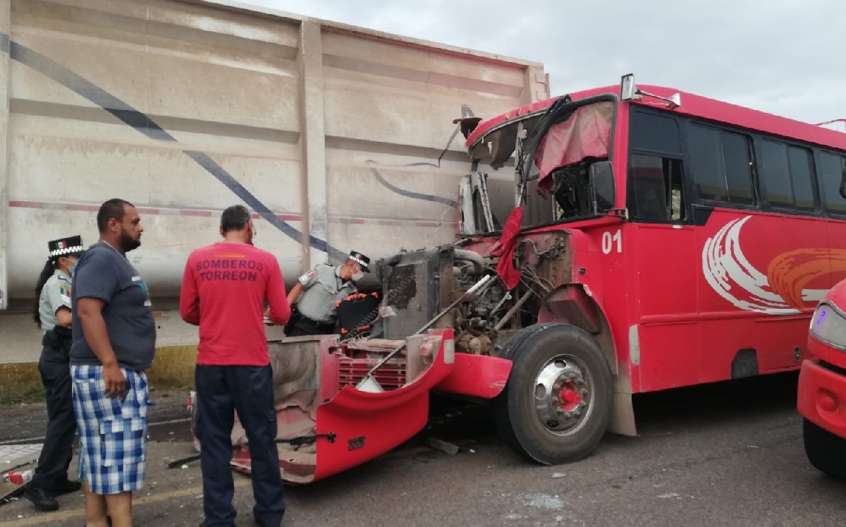Pasajera termina con dos dedos amputados tras aparatoso choque de camión en Lerdo